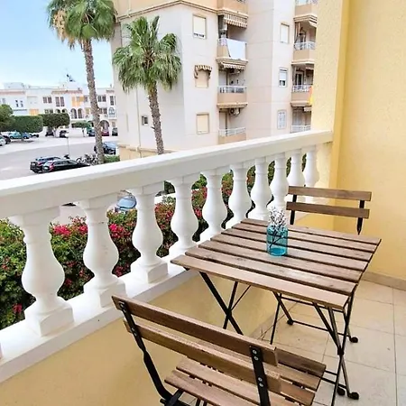 With Queensize Bed, Wifi, Ac, 5 Min Walk To The Apartmán
