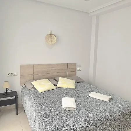 Apartment With Queensize Bed, Wifi, Ac, 5 Min Walk To The Torrevieja